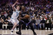 鲍尔30分德罗赞空砍39分 黄蜂胜国王
